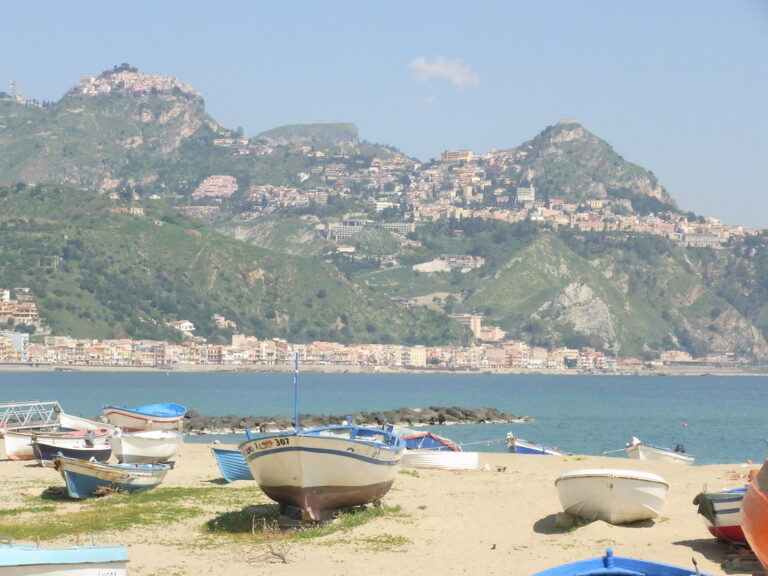 baia e spiaggia di giardini naxos