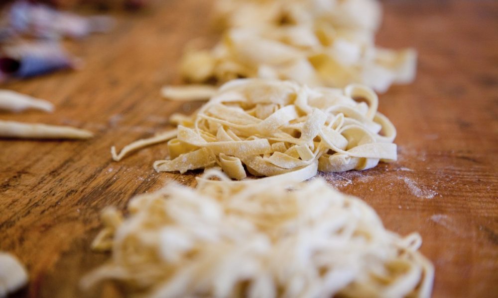 esperienza corso di cucina di fettuccine a Taormina Giardini Naxos