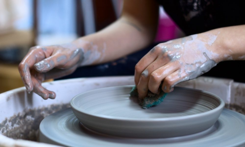 Corso di ceramica Sicily experience per realizzare un piatto della tradizione di taormina